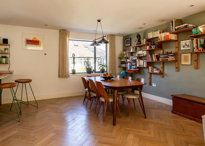 Stylish Family With Garden Μπρίστολ