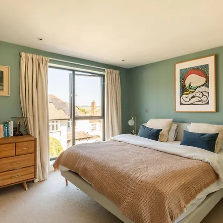 Stylish Family With Garden Bristol