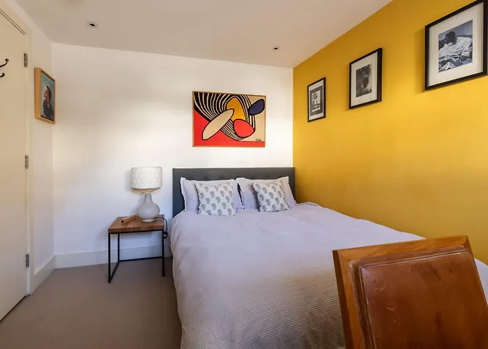 Stylish Family With Garden *