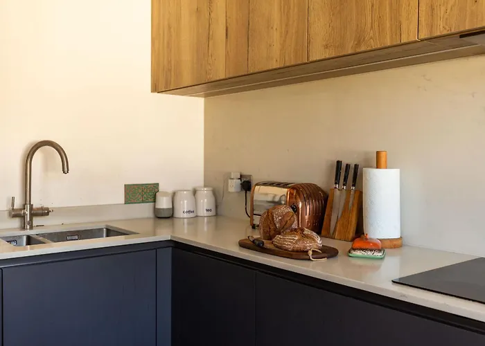 Stylish Family With Garden Bristol