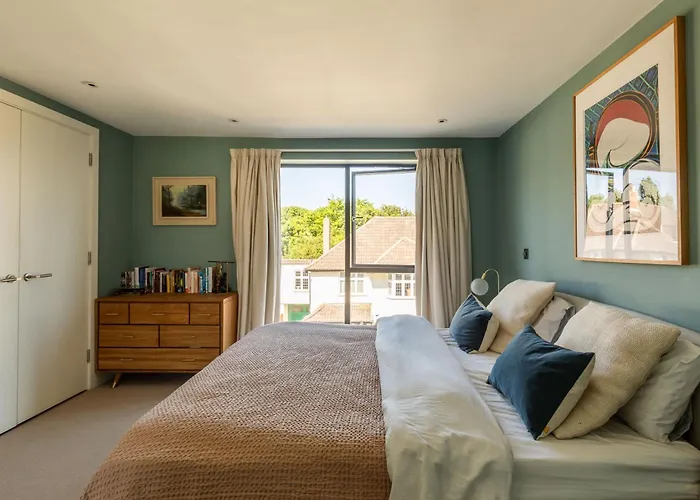 Stylish Family With Garden * Bristol