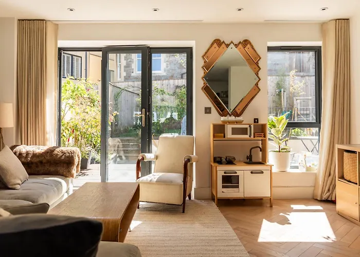 Stylish Family With Garden Bristol