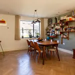 Stylish Family With Garden Μπρίστολ