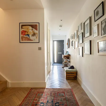 Stylish Family With Garden Nyaraló