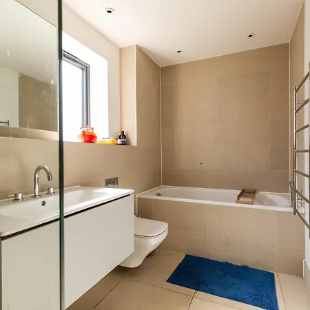 Stylish Family With Garden 布里斯托