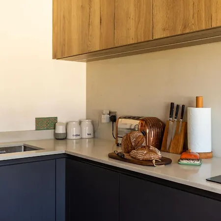 Stylish Family With Garden Bristol