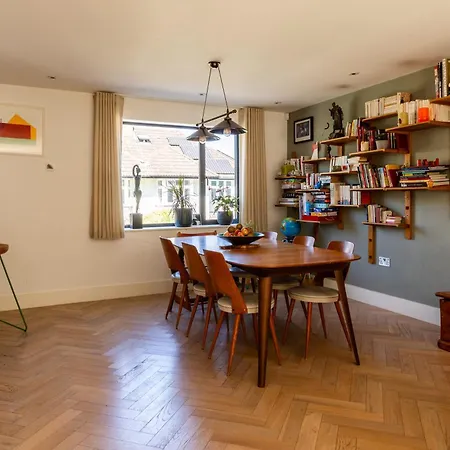 Stylish Family With Garden 布里斯托