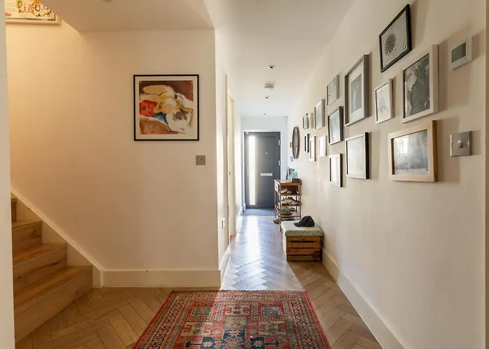 Stylish Family With Garden Nyaraló