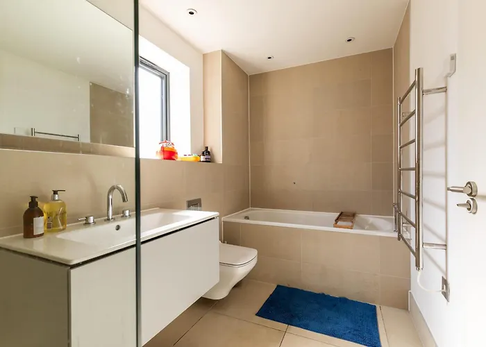 Stylish Family With Garden Bristol