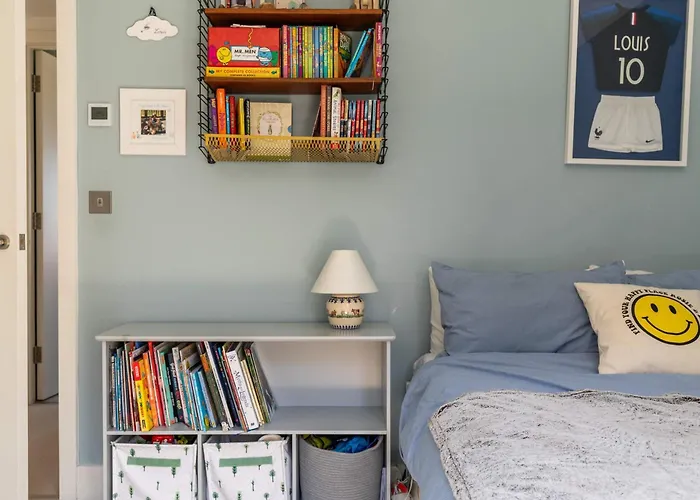 Stylish Family With Garden Bristol