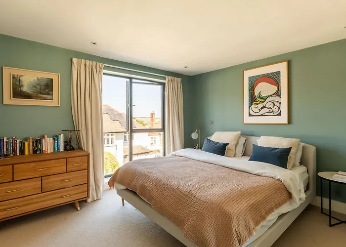 Stylish Family With Garden Bristol